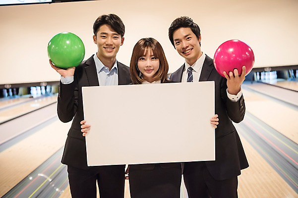 포토 JPG 배너 여자 남자 사각프레임 광고판 알림판 실내 서기 미소 들기 정장 상반신 20대 성인 앞모습 세명 비즈니스라이프 한국인 직장인 비즈니스맨 비즈니스우먼 볼링 동료 즐거움 볼링공 볼링장 성인만 국내포토 직업 라이프스타일 옷 감정 뷰포인트 비즈니스 공 관계 모션 프레임 표정 사람 동양인 청년 내부 구기 사각형 볼링용품 판 파일형식