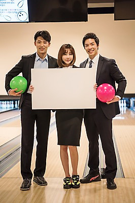 포토 JPG 전신 배너 여자 남자 사각프레임 광고판 알림판 실내 서기 미소 들기 정장 20대 성인 앞모습 세명 비즈니스라이프 한국인 직장인 비즈니스맨 비즈니스우먼 볼링 동료 즐거움 볼링공 볼링장 성인만 국내포토 직업 라이프스타일 옷 감정 뷰포인트 비즈니스 공 관계 모션 프레임 표정 사람 동양인 청년 내부 구기 사각형 볼링용품 판 파일형식