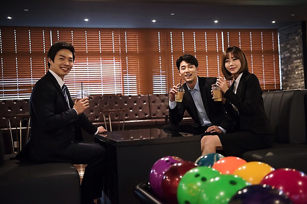 포토 JPG 여자 남자 음료 휴식 실내 미소 앉기 정장 상반신 20대 성인 앞모습 옆모습 세명 비즈니스라이프 한국인 직장인 비즈니스맨 비즈니스우먼 볼링 동료 즐거움 볼링공 볼링장 성인만 국내포토 직업 라이프스타일 옷 감정 뷰포인트 컨셉 비즈니스 공 관계 모션 표정 사람 동양인 청년 내부 구기 볼링용품 파일형식