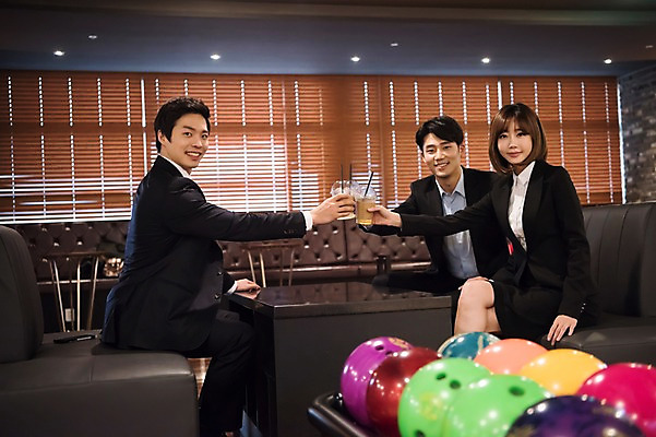 포토 JPG 여자 남자 음료 휴식 실내 미소 앉기 정장 상반신 20대 성인 앞모습 옆모습 세명 비즈니스라이프 한국인 직장인 비즈니스맨 비즈니스우먼 볼링 동료 즐거움 건배 볼링공 볼링장 성인만 국내포토 직업 라이프스타일 옷 감정 뷰포인트 컨셉 비즈니스 공 관계 모션 표정 사람 동양인 청년 내부 구기 볼링용품 파일형식