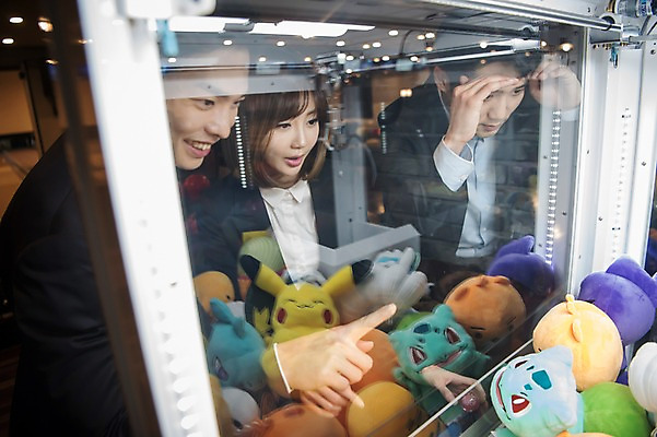 포토 JPG 응시 여자 남자 실내 서기 정장 상반신 20대 성인 앞모습 옆모습 세명 비즈니스라이프 한국인 가리킴 직장인 비즈니스맨 비즈니스우먼 동료 즐거움 오락실 인형뽑기 성인만 국내포토 직업 라이프스타일 시선 옷 감정 뷰포인트 비즈니스 관계 모션 놀이 사람 동양인 손짓 청년 내부 파일형식