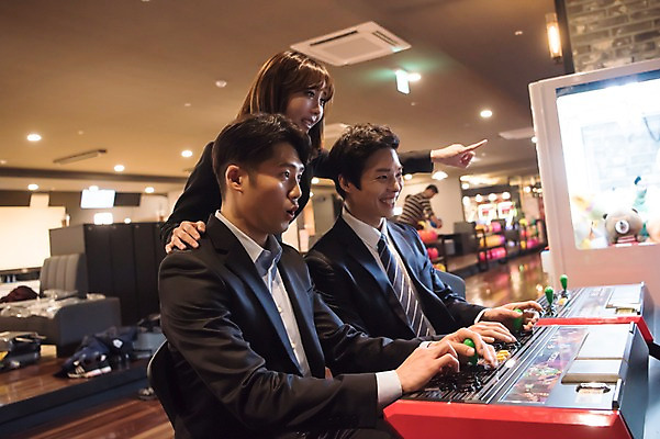 포토 JPG 여자 남자 실내 서기 미소 앉기 정장 상반신 20대 성인 옆모습 세명 비즈니스라이프 한국인 게임 가리킴 직장인 비즈니스맨 비즈니스우먼 동료 즐거움 오락실 성인만 국내포토 직업 라이프스타일 옷 감정 뷰포인트 비즈니스 관계 모션 놀이 표정 사람 동양인 손짓 청년 내부 파일형식