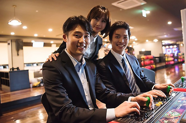 포토 JPG 여자 남자 실내 서기 미소 앉기 정장 상반신 20대 성인 옆모습 세명 비즈니스라이프 한국인 게임 직장인 비즈니스맨 비즈니스우먼 동료 즐거움 오락실 성인만 어깨에손 국내포토 직업 라이프스타일 옷 감정 뷰포인트 비즈니스 관계 모션 놀이 표정 사람 동양인 청년 내부 파일형식