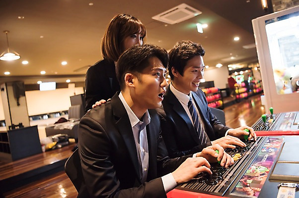 포토 JPG 응시 여자 남자 실내 서기 미소 앉기 정장 상반신 20대 성인 옆모습 세명 비즈니스라이프 한국인 게임 직장인 비즈니스맨 비즈니스우먼 동료 즐거움 오락실 성인만 국내포토 직업 라이프스타일 시선 옷 감정 뷰포인트 비즈니스 관계 모션 놀이 표정 사람 동양인 청년 내부 파일형식