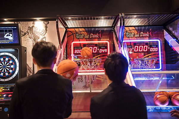 포토 JPG 남자 농구 농구공 실내 서기 정장 상반신 20대 성인 두명 뒷모습 비즈니스라이프 한국인 직장인 비즈니스맨 동료 즐거움 오락실 성인남자만 국내포토 직업 라이프스타일 옷 감정 뷰포인트 비즈니스 공 관계 모션 사람 동양인 청년 내부 구기 남자만 성인만 파일형식