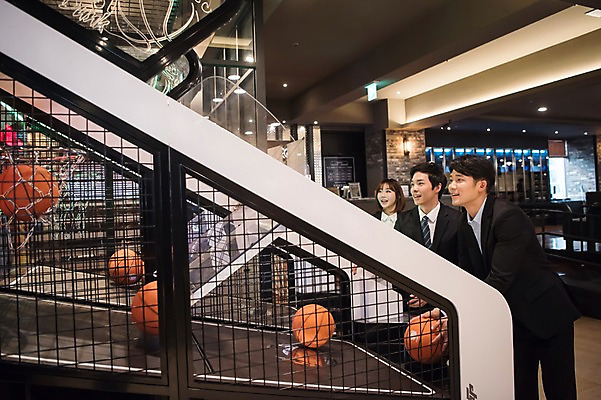 포토 JPG 여자 남자 농구 농구공 실내 서기 미소 정장 상반신 20대 성인 옆모습 세명 비즈니스라이프 한국인 직장인 비즈니스맨 비즈니스우먼 동료 즐거움 오락실 성인만 국내포토 직업 라이프스타일 옷 감정 뷰포인트 비즈니스 공 관계 모션 표정 사람 동양인 청년 내부 구기 파일형식