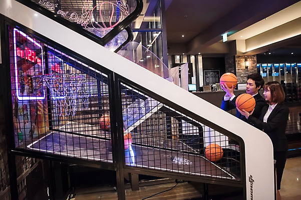 포토 JPG 응시 여자 남자 농구 농구공 실내 서기 정장 상반신 20대 성인 두명 옆모습 비즈니스라이프 한국인 직장인 비즈니스맨 비즈니스우먼 동료 즐거움 오락실 성인만 국내포토 직업 라이프스타일 시선 옷 감정 뷰포인트 비즈니스 공 관계 모션 사람 동양인 청년 내부 구기 파일형식