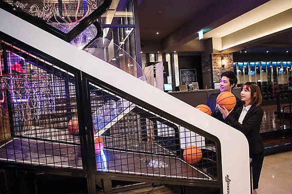 포토 JPG 응시 여자 남자 농구 농구공 실내 서기 정장 상반신 20대 성인 두명 옆모습 비즈니스라이프 한국인 직장인 비즈니스맨 비즈니스우먼 동료 즐거움 오락실 성인만 국내포토 직업 라이프스타일 시선 옷 감정 뷰포인트 비즈니스 공 관계 모션 사람 동양인 청년 내부 구기 파일형식