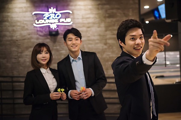 포토 JPG 여자 남자 실내 서기 미소 정장 상반신 20대 성인 앞모습 옆모습 세명 비즈니스라이프 한국인 직장인 비즈니스맨 비즈니스우먼 던지기 다트 동료 즐거움 다트핀 오락실 성인만 국내포토 직업 라이프스타일 옷 감정 뷰포인트 비즈니스 관계 모션 표정 사람 동양인 청년 내부 게임 파일형식