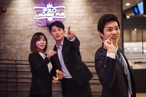 포토 JPG 응시 여자 남자 실내 서기 정장 상반신 20대 성인 앞모습 옆모습 세명 비즈니스라이프 한국인 가리킴 직장인 비즈니스맨 비즈니스우먼 다트 동료 즐거움 다트핀 오락실 성인만 국내포토 직업 라이프스타일 시선 옷 감정 뷰포인트 비즈니스 관계 모션 사람 동양인 손짓 청년 내부 게임 파일형식