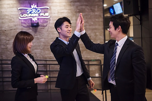 포토 JPG 여자 남자 실내 서기 미소 정장 상반신 20대 성인 앞모습 옆모습 세명 비즈니스라이프 한국인 직장인 비즈니스맨 비즈니스우먼 다트 동료 즐거움 하이파이브 오락실 성인만 국내포토 직업 라이프스타일 옷 감정 뷰포인트 비즈니스 관계 모션 표정 사람 동양인 손짓 청년 내부 게임 파일형식