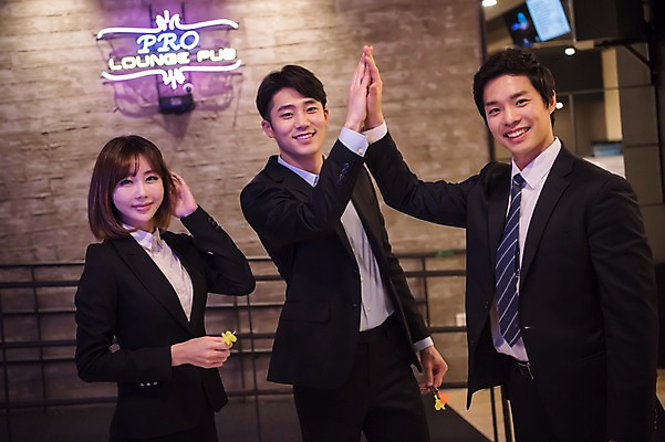 포토 JPG 여자 남자 실내 서기 미소 정장 상반신 20대 성인 앞모습 옆모습 세명 비즈니스라이프 한국인 직장인 비즈니스맨 비즈니스우먼 다트 동료 즐거움 하이파이브 오락실 성인만 국내포토 직업 라이프스타일 옷 감정 뷰포인트 비즈니스 관계 모션 표정 사람 동양인 손짓 청년 내부 게임 파일형식