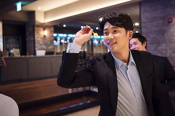 포토 JPG 남자 실내 서기 미소 정장 상반신 20대 성인 두명 앞모습 비즈니스라이프 한국인 직장인 비즈니스맨 던지기 다트 동료 즐거움 다트핀 오락실 성인남자만 국내포토 직업 라이프스타일 옷 감정 뷰포인트 비즈니스 관계 모션 표정 사람 동양인 청년 내부 게임 남자만 성인만 파일형식