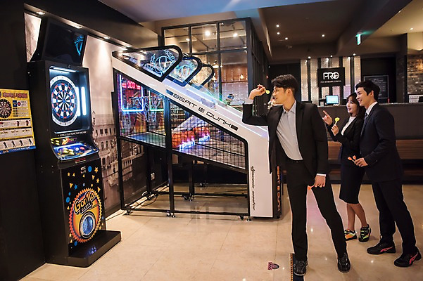 포토 JPG 전신 응시 여자 남자 실내 서기 정장 20대 성인 앞모습 옆모습 세명 비즈니스라이프 한국인 직장인 비즈니스맨 비즈니스우먼 던지기 다트 동료 즐거움 다트핀 오락실 성인만 국내포토 직업 라이프스타일 시선 옷 감정 뷰포인트 비즈니스 관계 모션 사람 동양인 청년 내부 게임 파일형식