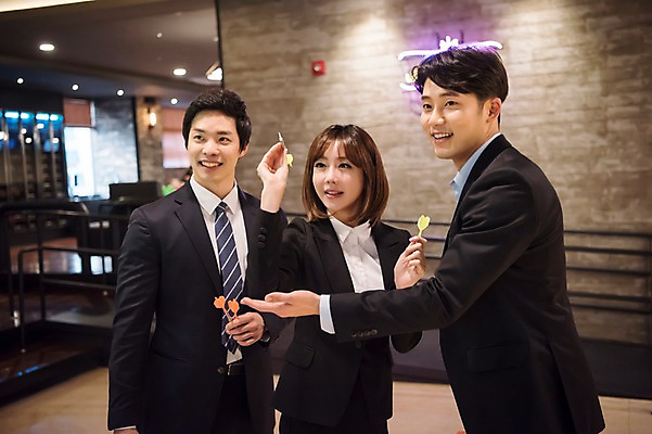 포토 JPG 응시 여자 남자 실내 서기 미소 정장 상반신 20대 성인 앞모습 옆모습 세명 비즈니스라이프 한국인 직장인 비즈니스맨 비즈니스우먼 던지기 다트 동료 즐거움 다트핀 오락실 성인만 국내포토 직업 라이프스타일 시선 옷 감정 뷰포인트 비즈니스 관계 모션 표정 사람 동양인 청년 내부 게임 파일형식