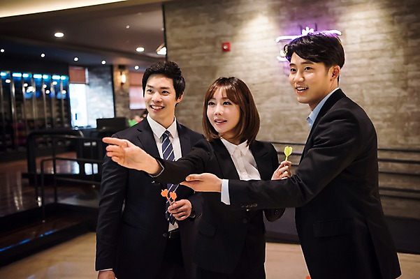 포토 JPG 응시 여자 남자 실내 서기 미소 정장 상반신 20대 성인 앞모습 옆모습 세명 비즈니스라이프 한국인 직장인 비즈니스맨 비즈니스우먼 던지기 다트 동료 즐거움 다트핀 오락실 성인만 국내포토 직업 라이프스타일 시선 옷 감정 뷰포인트 비즈니스 관계 모션 표정 사람 동양인 청년 내부 게임 파일형식