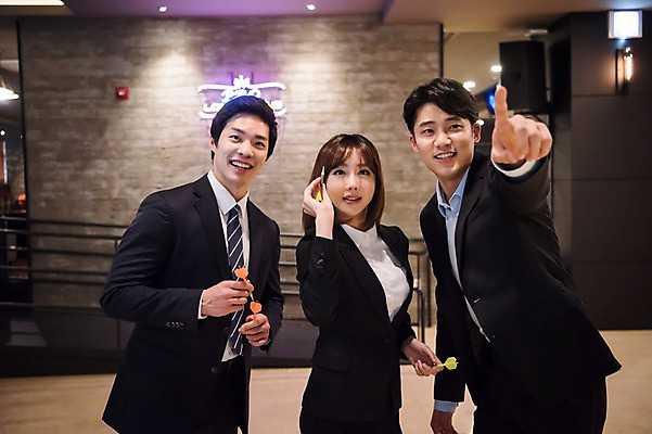 포토 JPG 응시 여자 남자 실내 서기 미소 정장 상반신 20대 성인 앞모습 세명 비즈니스라이프 한국인 가리킴 직장인 비즈니스맨 비즈니스우먼 다트 동료 즐거움 다트핀 오락실 성인만 국내포토 직업 라이프스타일 시선 옷 감정 뷰포인트 비즈니스 관계 모션 표정 사람 동양인 손짓 청년 내부 게임 파일형식