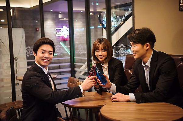 포토 JPG 여자 남자 주류 실내 미소 들기 앉기 정장 상반신 20대 성인 앞모습 옆모습 세명 비즈니스라이프 한국인 직장인 비즈니스맨 비즈니스우먼 동료 즐거움 건배 성인만 국내포토 직업 라이프스타일 옷 감정 음료 뷰포인트 비즈니스 관계 모션 표정 사람 동양인 청년 내부 파일형식