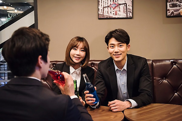 포토 JPG 여자 남자 주류 실내 미소 들기 앉기 정장 상반신 20대 성인 앞모습 뒷모습 세명 비즈니스라이프 한국인 직장인 비즈니스맨 비즈니스우먼 동료 즐거움 성인만 국내포토 직업 라이프스타일 옷 감정 음료 뷰포인트 비즈니스 관계 모션 표정 사람 동양인 청년 내부 파일형식