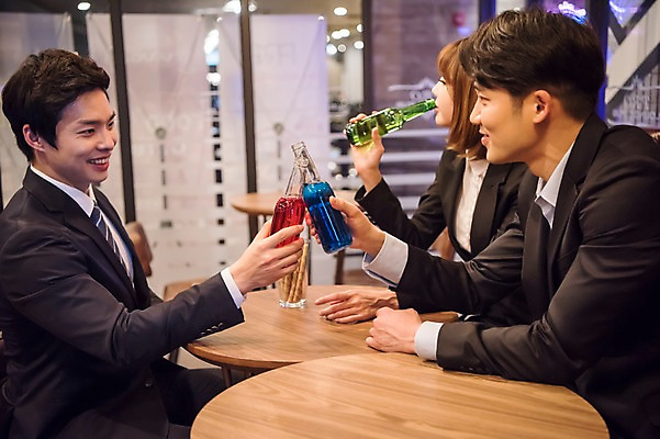 포토 JPG 여자 남자 주류 실내 들기 앉기 정장 상반신 20대 성인 옆모습 세명 비즈니스라이프 한국인 마시기 직장인 비즈니스맨 비즈니스우먼 동료 즐거움 성인만 국내포토 직업 라이프스타일 옷 감정 음료 뷰포인트 비즈니스 관계 모션 사람 동양인 청년 내부 파일형식