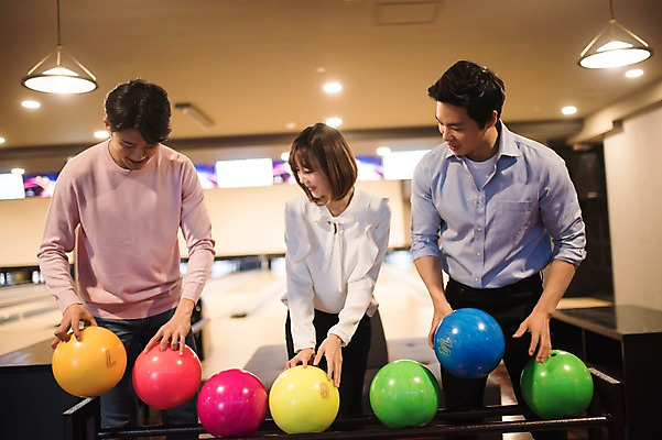 포토 JPG 여자 남자 실내 서기 상반신 20대 성인 앞모습 세명 비즈니스라이프 한국인 직장인 비즈니스맨 비즈니스우먼 볼링 동료 즐거움 볼링공 볼링장 성인만 국내포토 직업 라이프스타일 감정 뷰포인트 비즈니스 공 관계 모션 사람 동양인 청년 내부 구기 볼링용품 파일형식