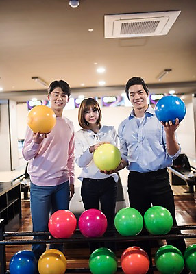 포토 JPG 여자 남자 실내 서기 미소 들기 상반신 20대 성인 앞모습 세명 비즈니스라이프 한국인 직장인 비즈니스맨 비즈니스우먼 볼링 동료 즐거움 볼링공 볼링장 성인만 국내포토 직업 라이프스타일 감정 뷰포인트 비즈니스 공 관계 모션 표정 사람 동양인 청년 내부 구기 볼링용품 파일형식