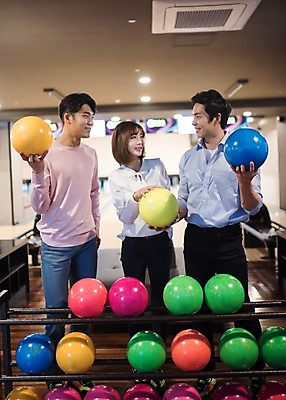 포토 JPG 전신 여자 남자 실내 서기 미소 들기 20대 성인 앞모습 세명 비즈니스라이프 한국인 직장인 비즈니스맨 비즈니스우먼 볼링 동료 즐거움 볼링공 볼링장 성인만 국내포토 직업 라이프스타일 감정 뷰포인트 비즈니스 공 관계 모션 표정 사람 동양인 청년 내부 구기 볼링용품 파일형식