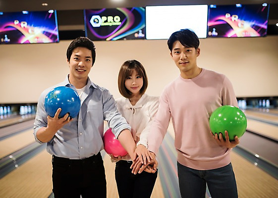포토 JPG 여자 남자 실내 서기 미소 들기 상반신 20대 성인 앞모습 세명 비즈니스라이프 파이팅 한국인 직장인 비즈니스맨 비즈니스우먼 볼링 동료 즐거움 볼링공 볼링장 성인만 국내포토 직업 라이프스타일 감정 뷰포인트 비즈니스 공 관계 모션 표정 사람 동양인 청년 내부 구기 볼링용품 파일형식