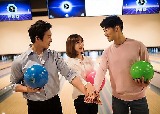 포토 JPG 여자 남자 실내 서기 미소 들기 상반신 20대 성인 앞모습 세명 비즈니스라이프 파이팅 한국인 직장인 비즈니스맨 비즈니스우먼 볼링 동료 즐거움 볼링공 볼링장 성인만 국내포토 직업 라이프스타일 감정 뷰포인트 비즈니스 공 관계 모션 표정 사람 동양인 청년 내부 구기 볼링용품 파일형식