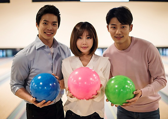 포토 JPG 여자 남자 실내 서기 미소 들기 상반신 20대 성인 앞모습 세명 비즈니스라이프 한국인 직장인 비즈니스맨 비즈니스우먼 볼링 동료 즐거움 볼링공 볼링장 성인만 국내포토 직업 라이프스타일 감정 뷰포인트 비즈니스 공 관계 모션 표정 사람 동양인 청년 내부 구기 볼링용품 파일형식