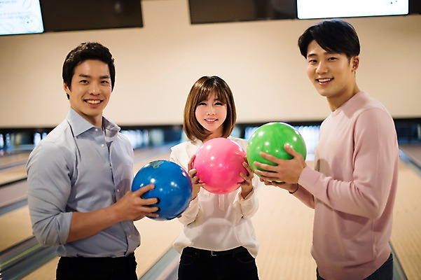 포토 JPG 여자 남자 실내 서기 미소 들기 상반신 20대 성인 앞모습 옆모습 세명 비즈니스라이프 한국인 직장인 비즈니스맨 비즈니스우먼 볼링 동료 즐거움 볼링공 볼링장 성인만 국내포토 직업 라이프스타일 감정 뷰포인트 비즈니스 공 관계 모션 표정 사람 동양인 청년 내부 구기 볼링용품 파일형식