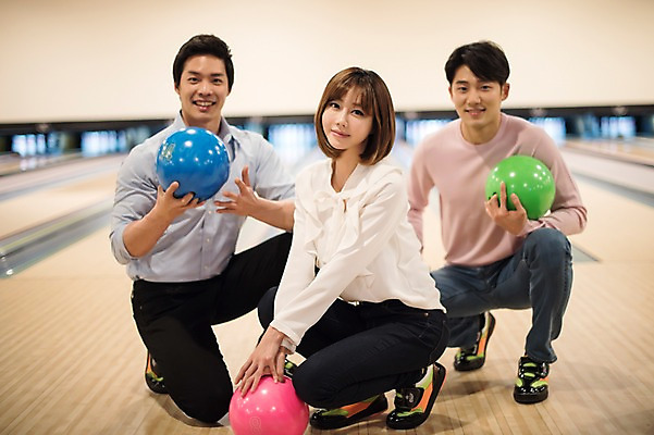 포토 JPG 전신 여자 남자 실내 미소 들기 앉기 20대 성인 앞모습 옆모습 세명 비즈니스라이프 한국인 직장인 비즈니스맨 비즈니스우먼 볼링 동료 즐거움 볼링공 볼링장 성인만 국내포토 직업 라이프스타일 감정 뷰포인트 비즈니스 공 관계 모션 표정 사람 동양인 청년 내부 구기 볼링용품 파일형식