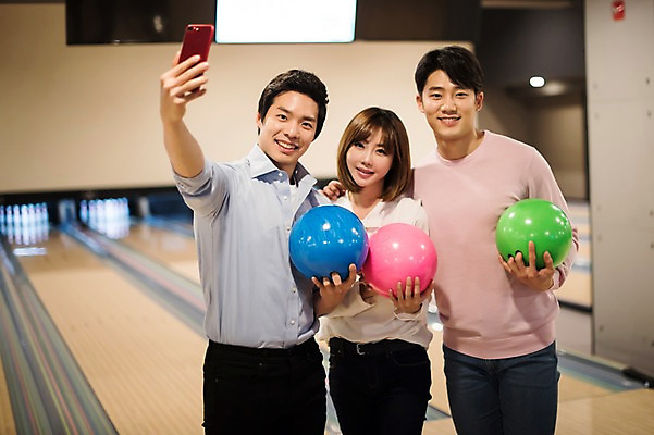 포토 JPG 여자 남자 실내 서기 미소 들기 상반신 20대 성인 앞모습 세명 비즈니스라이프 스마트폰 한국인 직장인 비즈니스맨 비즈니스우먼 볼링 셀프카메라 동료 즐거움 볼링공 볼링장 성인만 국내포토 직업 라이프스타일 감정 뷰포인트 비즈니스 공 관계 모션 표정 사람 동양인 청년 내부 핸드폰 스마트기기 구기 사진촬영 볼링용품 파일형식