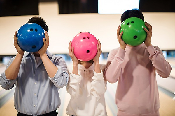 포토 JPG 여자 남자 실내 서기 들기 상반신 20대 성인 앞모습 세명 비즈니스라이프 한국인 직장인 비즈니스맨 비즈니스우먼 볼링 동료 즐거움 볼링공 얼굴가리기 볼링장 성인만 국내포토 직업 라이프스타일 감정 뷰포인트 비즈니스 공 관계 모션 사람 동양인 청년 내부 구기 가림 볼링용품 파일형식