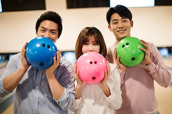 포토 JPG 여자 남자 실내 서기 미소 들기 상반신 20대 성인 앞모습 세명 비즈니스라이프 한국인 직장인 비즈니스맨 비즈니스우먼 볼링 동료 즐거움 볼링공 볼링장 성인만 국내포토 직업 라이프스타일 감정 뷰포인트 비즈니스 공 관계 모션 표정 사람 동양인 청년 내부 구기 볼링용품 파일형식