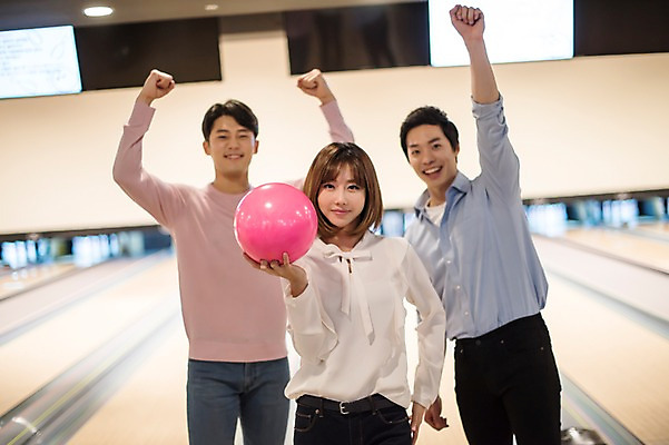 포토 JPG 여자 남자 실내 서기 미소 들기 상반신 20대 성인 앞모습 세명 비즈니스라이프 파이팅 한국인 직장인 비즈니스맨 비즈니스우먼 볼링 동료 즐거움 볼링공 볼링장 성인만 국내포토 직업 라이프스타일 감정 뷰포인트 비즈니스 공 관계 모션 표정 사람 동양인 청년 내부 구기 볼링용품 파일형식