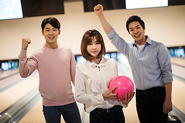 포토 JPG 여자 남자 실내 서기 미소 들기 상반신 20대 성인 앞모습 세명 비즈니스라이프 파이팅 한국인 직장인 비즈니스맨 비즈니스우먼 볼링 동료 즐거움 볼링공 볼링장 성인만 국내포토 직업 라이프스타일 감정 뷰포인트 비즈니스 공 관계 모션 표정 사람 동양인 청년 내부 구기 볼링용품 파일형식