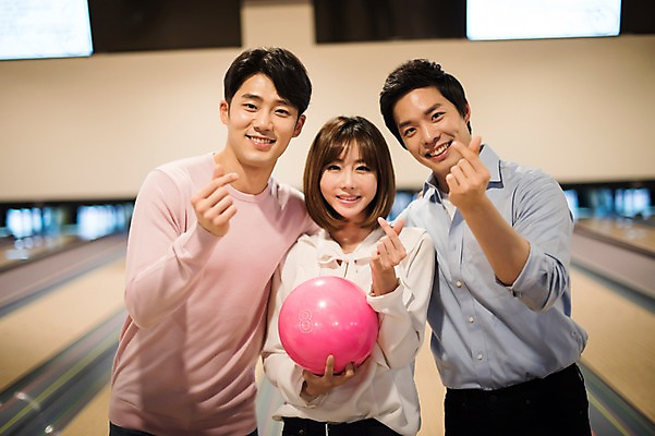 포토 JPG 여자 남자 실내 서기 미소 들기 상반신 20대 성인 앞모습 세명 비즈니스라이프 한국인 직장인 비즈니스맨 비즈니스우먼 볼링 동료 즐거움 볼링공 손하트 볼링장 성인만 국내포토 직업 라이프스타일 감정 뷰포인트 비즈니스 공 관계 모션 표정 사람 동양인 손짓 청년 내부 구기 볼링용품 파일형식