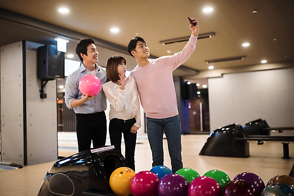 포토 JPG 여자 남자 실내 서기 미소 들기 상반신 20대 성인 앞모습 세명 비즈니스라이프 스마트폰 한국인 직장인 비즈니스맨 비즈니스우먼 볼링 셀프카메라 동료 즐거움 볼링공 볼링장 성인만 국내포토 직업 라이프스타일 감정 뷰포인트 비즈니스 공 관계 모션 표정 사람 동양인 청년 내부 핸드폰 스마트기기 구기 사진촬영 볼링용품 파일형식