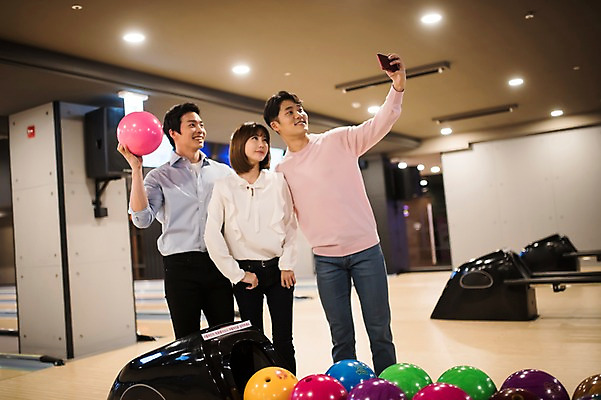 포토 JPG 여자 남자 실내 서기 미소 들기 상반신 20대 성인 앞모습 세명 비즈니스라이프 스마트폰 한국인 직장인 비즈니스맨 비즈니스우먼 볼링 셀프카메라 동료 즐거움 볼링공 볼링장 성인만 국내포토 직업 라이프스타일 감정 뷰포인트 비즈니스 공 관계 모션 표정 사람 동양인 청년 내부 핸드폰 스마트기기 구기 사진촬영 볼링용품 파일형식
