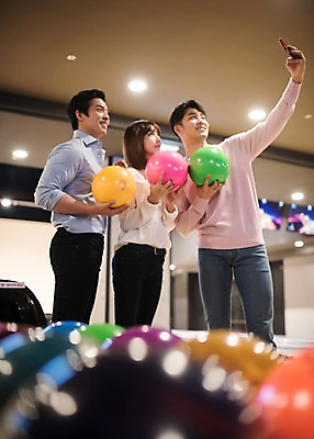 포토 JPG 여자 남자 실내 서기 미소 들기 상반신 20대 성인 앞모습 옆모습 세명 비즈니스라이프 스마트폰 한국인 직장인 비즈니스맨 비즈니스우먼 볼링 셀프카메라 동료 즐거움 볼링공 볼링장 성인만 국내포토 직업 라이프스타일 감정 뷰포인트 비즈니스 공 관계 모션 표정 사람 동양인 청년 내부 핸드폰 스마트기기 구기 사진촬영 볼링용품 파일형식