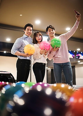 포토 JPG 여자 남자 실내 서기 미소 들기 상반신 20대 성인 앞모습 옆모습 세명 비즈니스라이프 스마트폰 한국인 직장인 비즈니스맨 비즈니스우먼 볼링 셀프카메라 동료 즐거움 볼링공 볼링장 성인만 국내포토 직업 라이프스타일 감정 뷰포인트 비즈니스 공 관계 모션 표정 사람 동양인 청년 내부 핸드폰 스마트기기 구기 사진촬영 볼링용품 파일형식