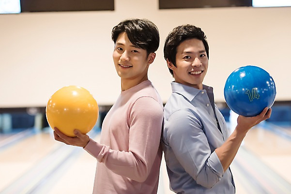 포토 JPG 남자 실내 서기 미소 들기 상반신 20대 성인 두명 옆모습 비즈니스라이프 한국인 등맞대기 직장인 비즈니스맨 볼링 동료 즐거움 볼링공 볼링장 성인남자만 국내포토 직업 라이프스타일 감정 뷰포인트 비즈니스 공 관계 모션 표정 사람 동양인 청년 내부 구기 볼링용품 남자만 성인만 파일형식