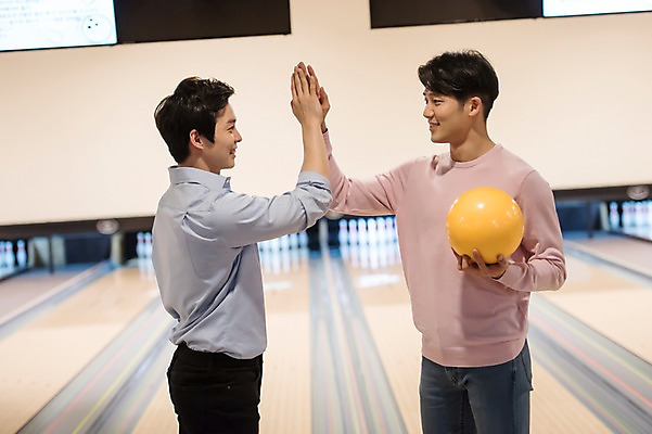 포토 JPG 남자 실내 서기 미소 들기 상반신 20대 성인 두명 옆모습 비즈니스라이프 마주보기 한국인 직장인 비즈니스맨 볼링 동료 즐거움 볼링공 하이파이브 볼링장 성인남자만 국내포토 직업 라이프스타일 감정 뷰포인트 비즈니스 공 관계 모션 표정 사람 동양인 손짓 청년 내부 구기 볼링용품 남자만 성인만 파일형식