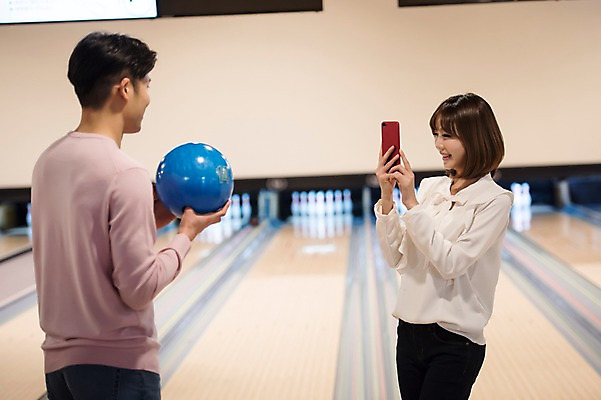 포토 JPG 여자 남자 실내 서기 들기 상반신 20대 성인 두명 옆모습 비즈니스라이프 스마트폰 사진촬영 한국인 직장인 비즈니스맨 비즈니스우먼 볼링 동료 즐거움 볼링공 볼링장 성인만 국내포토 직업 라이프스타일 감정 뷰포인트 비즈니스 공 관계 모션 사람 동양인 청년 내부 핸드폰 스마트기기 구기 촬영 볼링용품 파일형식