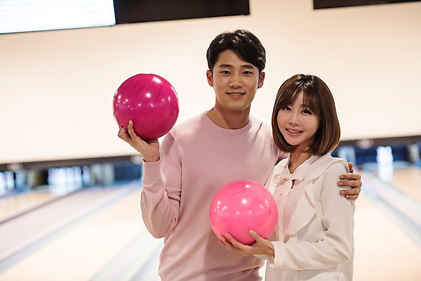 포토 JPG 여자 남자 실내 서기 미소 들기 상반신 20대 성인 두명 앞모습 옆모습 비즈니스라이프 한국인 직장인 비즈니스맨 비즈니스우먼 볼링 동료 즐거움 볼링공 볼링장 성인만 어깨에손 국내포토 직업 라이프스타일 감정 뷰포인트 비즈니스 공 관계 모션 표정 사람 동양인 청년 내부 구기 볼링용품 파일형식