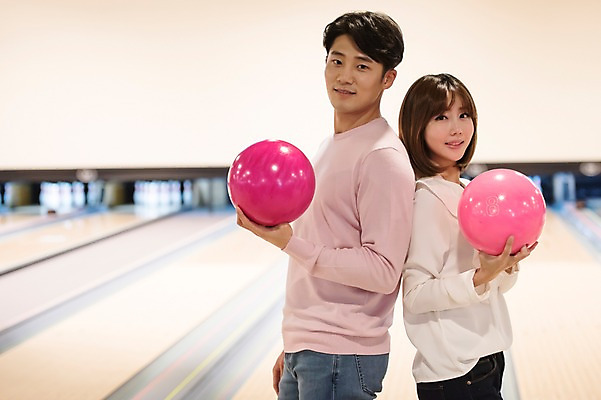 포토 JPG 여자 남자 실내 서기 들기 상반신 20대 성인 두명 옆모습 비즈니스라이프 한국인 등맞대기 직장인 비즈니스맨 비즈니스우먼 볼링 동료 즐거움 볼링공 볼링장 성인만 국내포토 직업 라이프스타일 감정 뷰포인트 비즈니스 공 관계 모션 사람 동양인 청년 내부 구기 볼링용품 파일형식