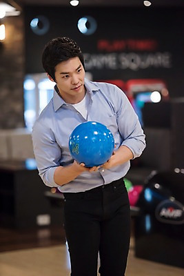 포토 JPG 응시 남자 실내 한명 서기 들기 상반신 20대 성인 앞모습 비즈니스라이프 한국인 직장인 비즈니스맨 볼링 즐거움 볼링공 볼링장 성인남자한명만 국내포토 직업 1 라이프스타일 시선 감정 뷰포인트 비즈니스 공 모션 사람 동양인 청년 내부 구기 볼링용품 남자한명만 성인남자만 파일형식
