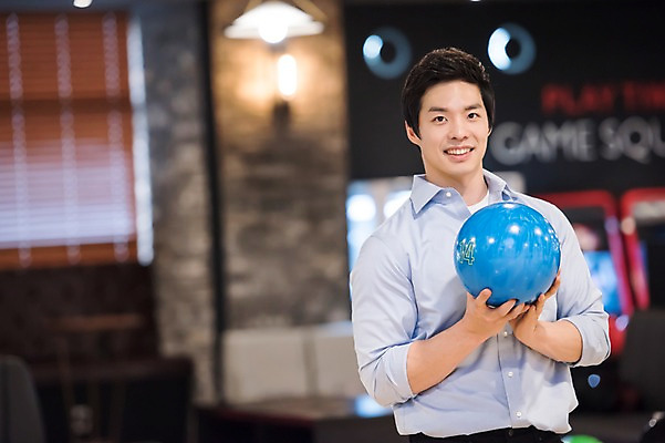 포토 JPG 남자 실내 한명 서기 미소 들기 상반신 20대 성인 앞모습 비즈니스라이프 한국인 직장인 비즈니스맨 볼링 즐거움 볼링공 볼링장 성인남자한명만 국내포토 직업 1 라이프스타일 감정 뷰포인트 비즈니스 공 모션 표정 사람 동양인 청년 내부 구기 볼링용품 남자한명만 성인남자만 파일형식
