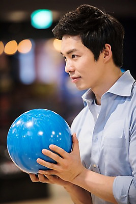 포토 JPG 응시 남자 실내 한명 서기 들기 상반신 20대 성인 옆모습 비즈니스라이프 한국인 직장인 비즈니스맨 볼링 즐거움 볼링공 볼링장 성인남자한명만 국내포토 직업 1 라이프스타일 시선 감정 뷰포인트 비즈니스 공 모션 사람 동양인 청년 내부 구기 볼링용품 남자한명만 성인남자만 파일형식